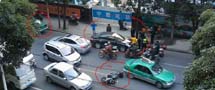 广达路的士狂奔 撞上摩托车
