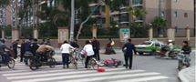 小区附近的士狂奔 撞翻电动车