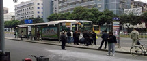 一群人渣子经常在公交站台骗赌