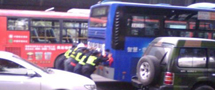 协管、保安“给力”公交车