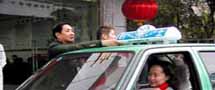 的哥借合乘多收钱 乘客无奈