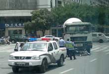 水泥罐车、渣土车，不要仗着个子大就欺负人！